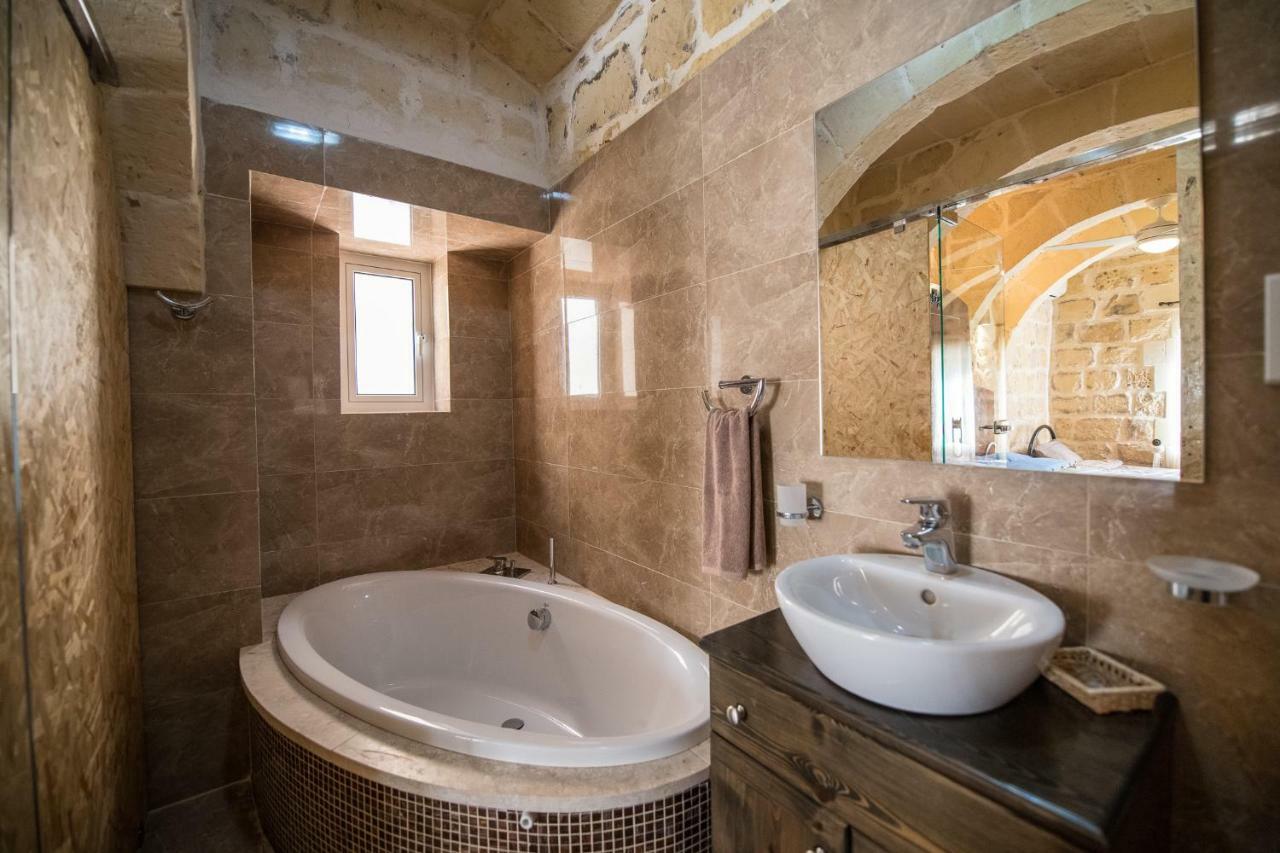 Zeppi'S Luxury Holiday Farmhouse With Private Pool Gharb  Bagian luar foto